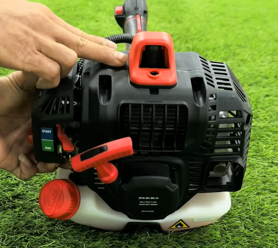 thumbnail video image 2 of Hyper Tough 26cc 2 Cycle Gas 17" Curved Shaft String Trimmer, 2 of 8