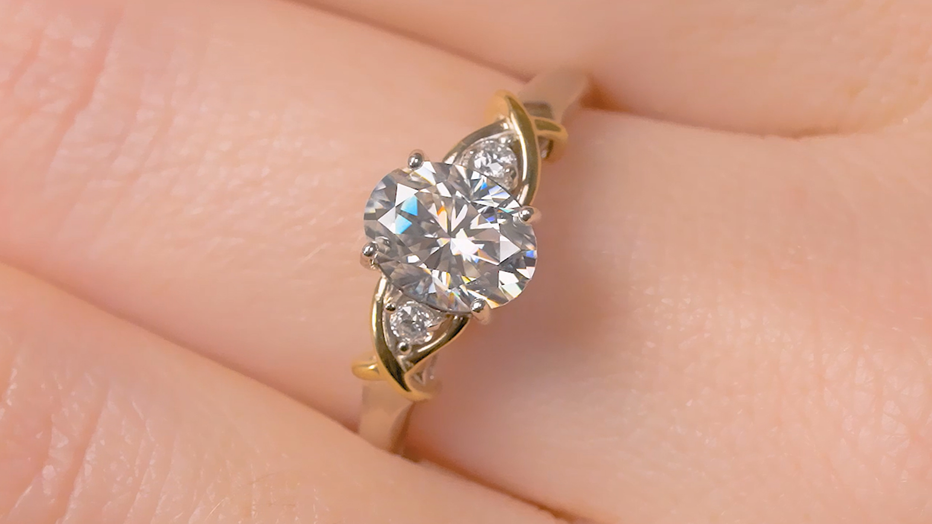 thumbnail video image 2 of Gem Stone King 2 Tone 10K Yellow Gold and 925 Sterling Silver Yellow Citrine and Lab Grown Diamond Engagement Ring for Women (1.38 Cttw, Gemstone Birthstone, Available in Size 5, 6, 7, 8, 9), 2 of 6