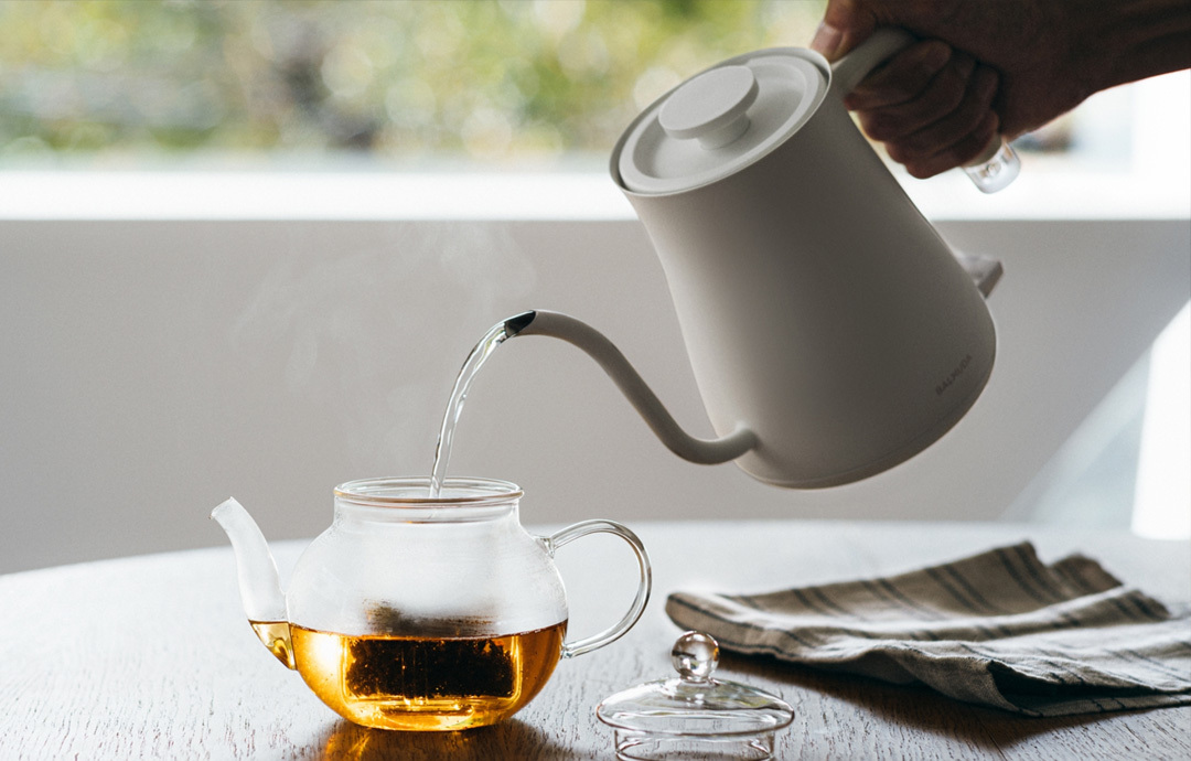 thumbnail video image 2 of BALMUDA The Kettle | Electric Gooseneck Kettle | Lightweight | Stainless Steel | 0.6L (20fl oz) Capacity | Neon Light Indicator | Perfect for Tea and Coffee | US Version | Black, 2 of 9