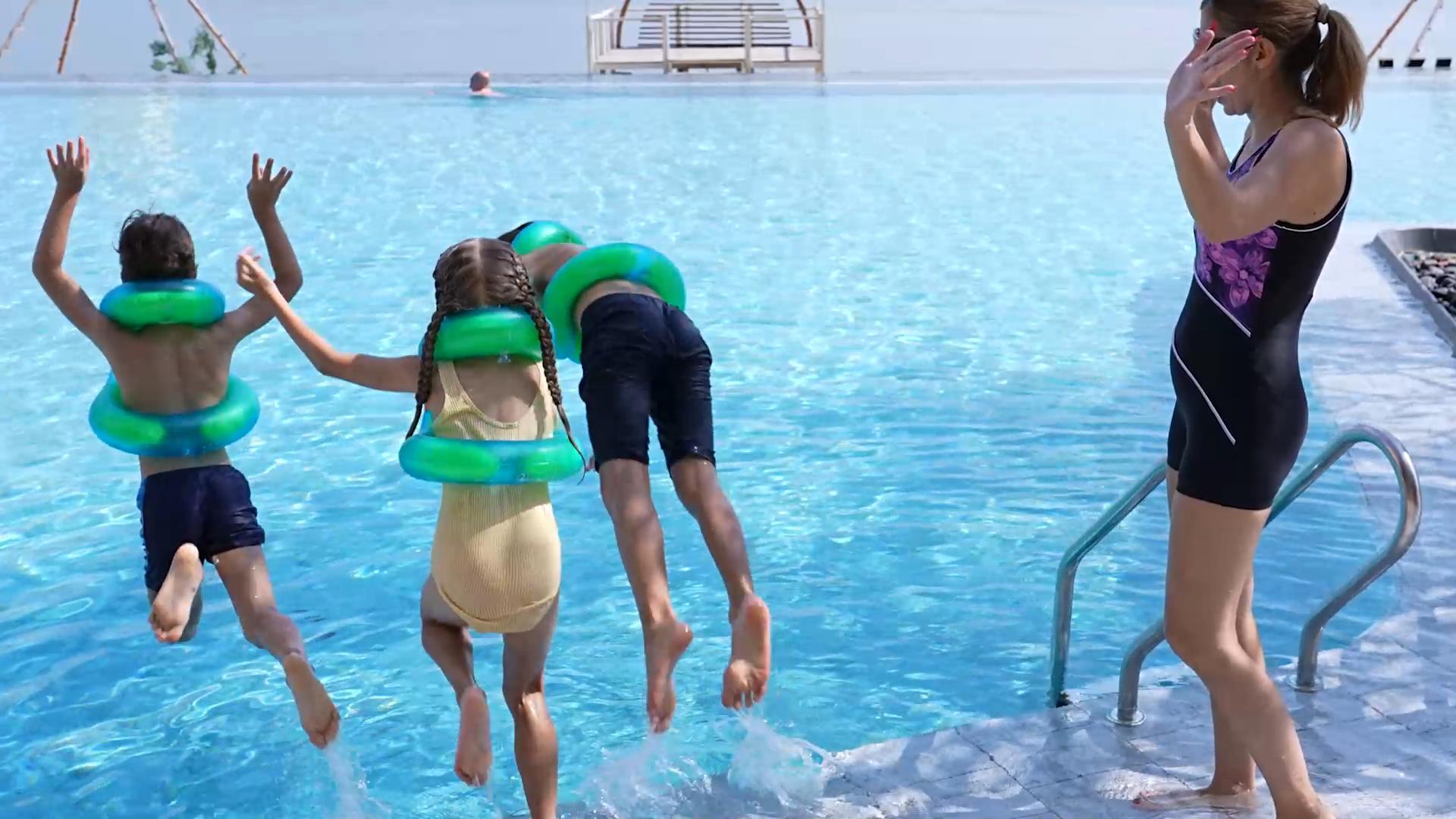 thumbnail video image 2 of Floaties Swim Vest for Kids,Portable Inflatable Pool Floats Swimming Ring with Adjustable Safety Buckle, Double Surround Air Bag,Child 33-50 lbs,Green, 2 of 7