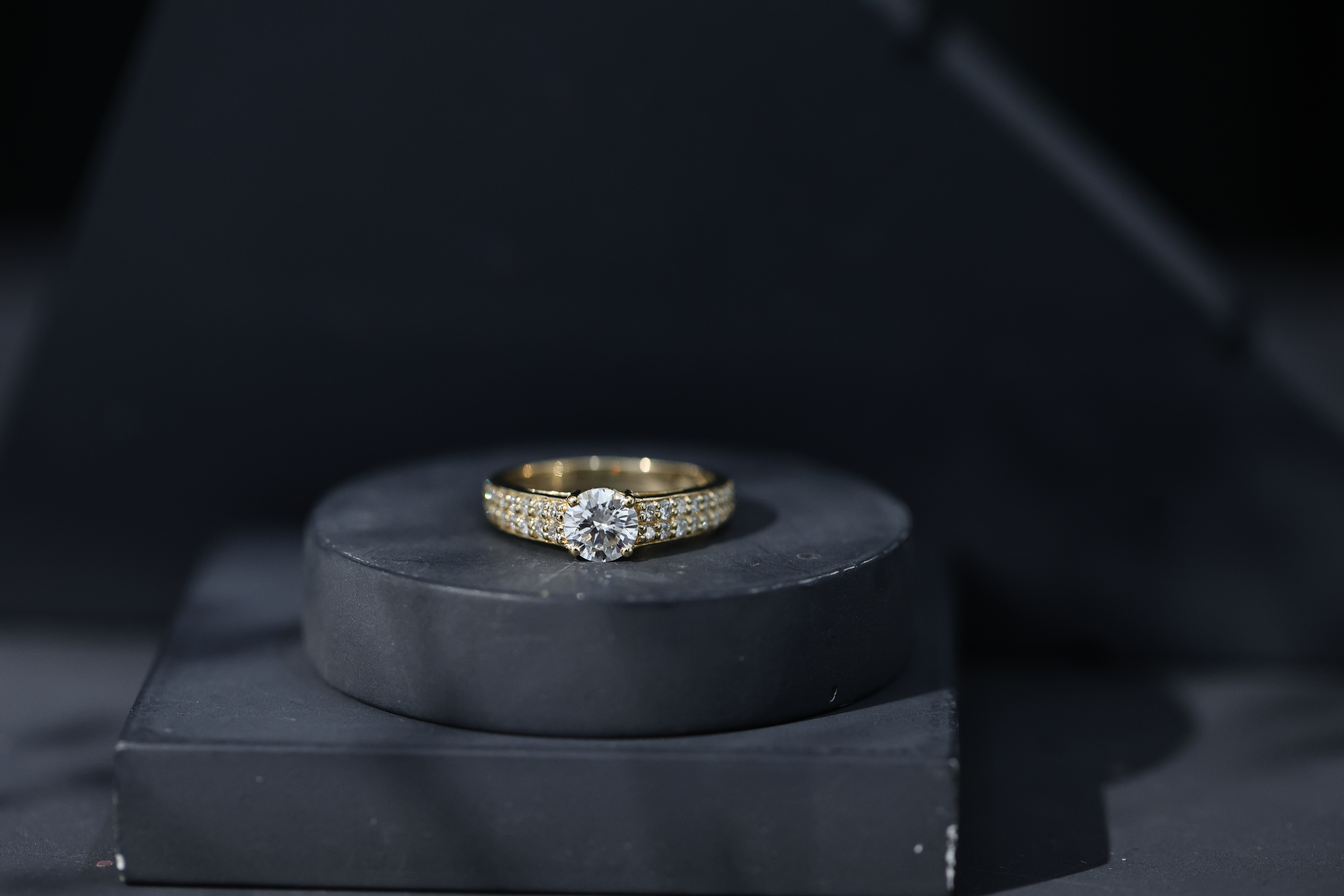 thumbnail video image 2 of Rosec Jewels Moissanite Round Engagement Ring 1 Carat - Certified Moissanite Ring (6 mm, D-VS1 Quality), with Jewelry Box, 14K Yellow Gold, US 9.00, 2 of 9