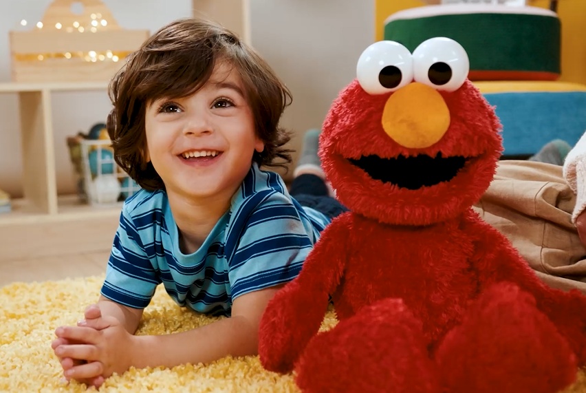 thumbnail video image 2 of Sesame Street Tickle Me Elmo Giggle Max 18-Inch Interactive Plush Toy, Biggest Tickliest Elmo Ever, Ages 18 Months+, 2 of 11