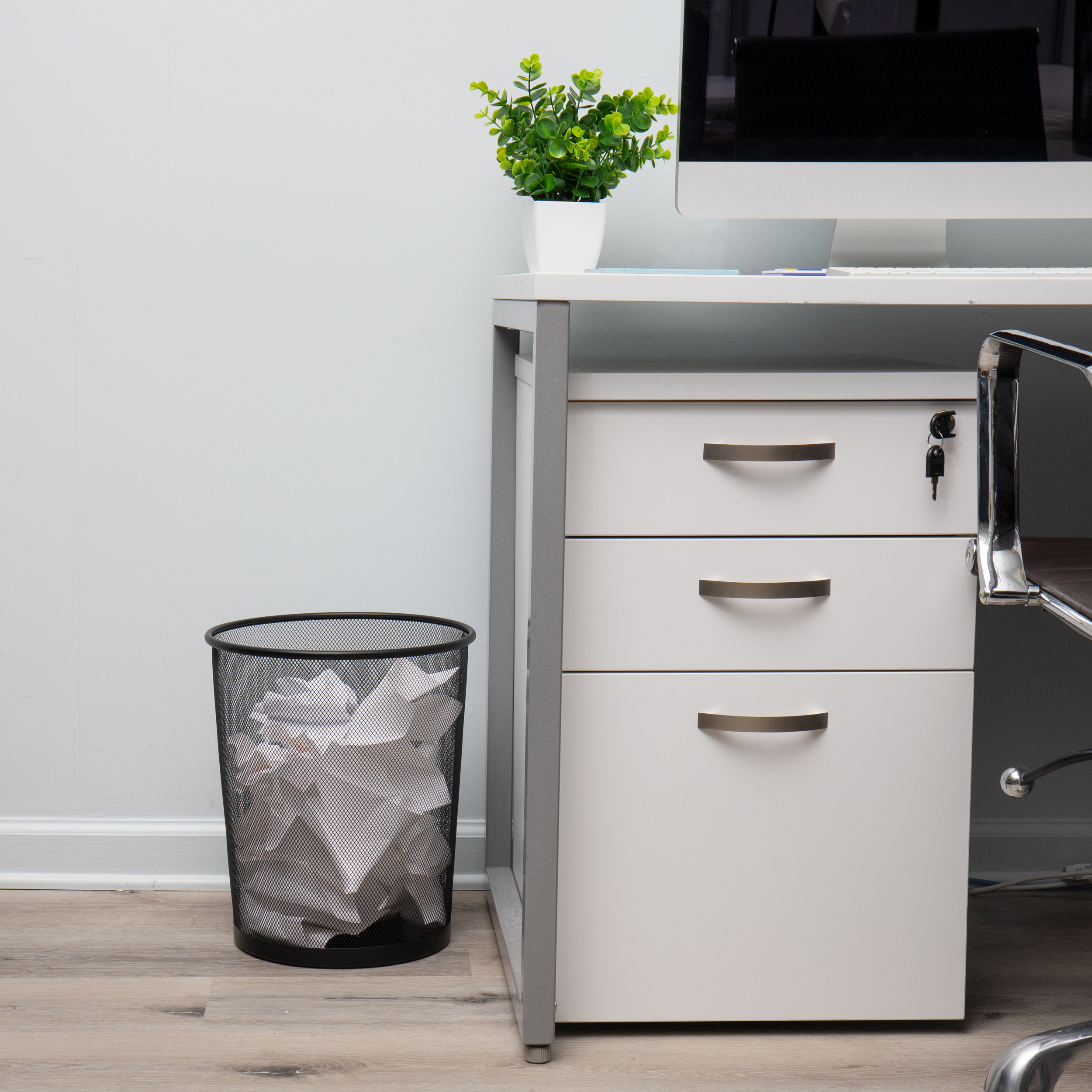 thumbnail video image 2 of Mind Reader Mesh Trash Can, 16.65L (4.4 gal), Waste Paper Basket, Round, Office, Metal Mesh, 11.5"L x 11.5"W x 13.75"H, Set of 2, Black, 2 of 9