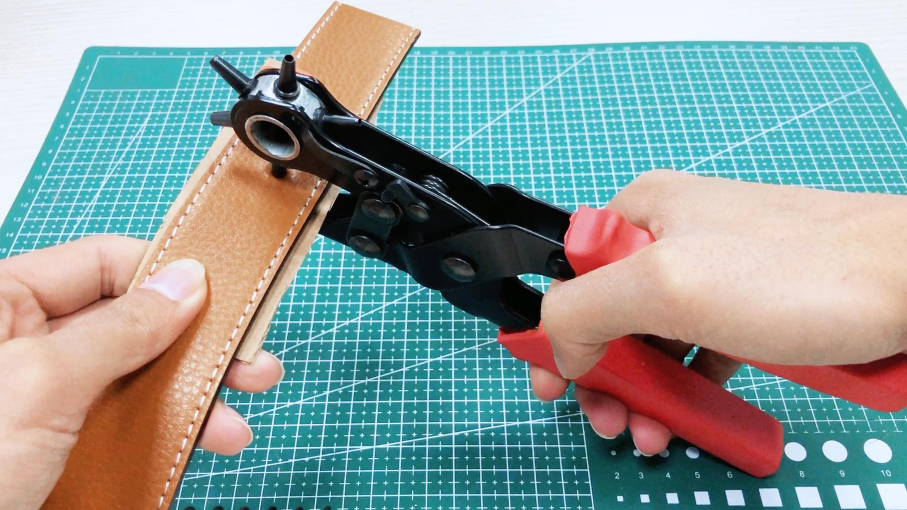 thumbnail video image 2 of Belts Hole Puncher,Leather Punch,Leather Punch Tool,for use in Belt,Watch Strap,Handbag, and Leather Craft Etc.Hole Diameter: 2 , 2.5 , 3 , 3.5 , 4, 4.5 mm., 2 of 7