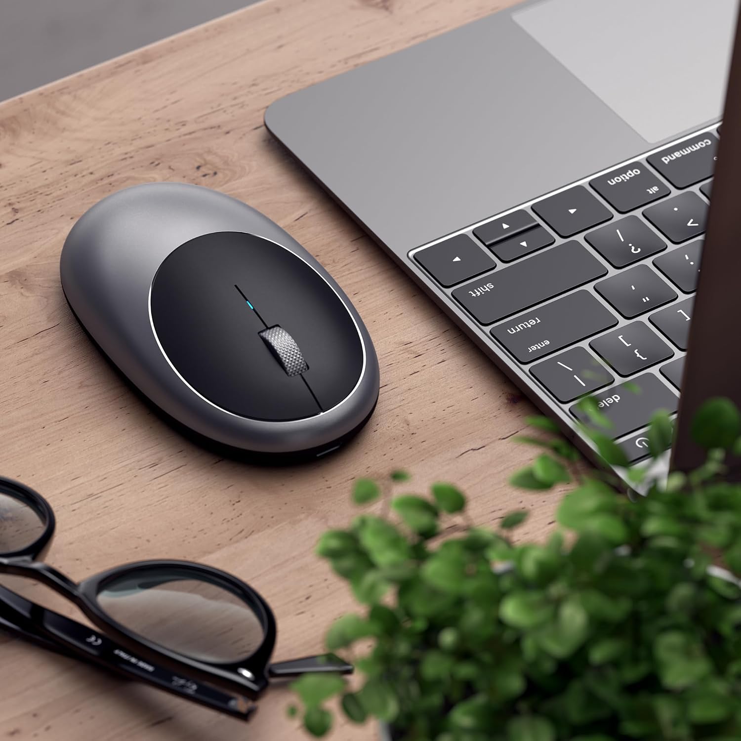thumbnail video image 2 of Satechi M1 Wireless Bluetooth Mouse, USB-C Rechargeable, Compact & Portable, for MacBook Air/Pro M5/M4, iPad Air/Pro M5/M4/M3, iPad mini, Mac mini, iMac & Windows - Gold, 2 of 6
