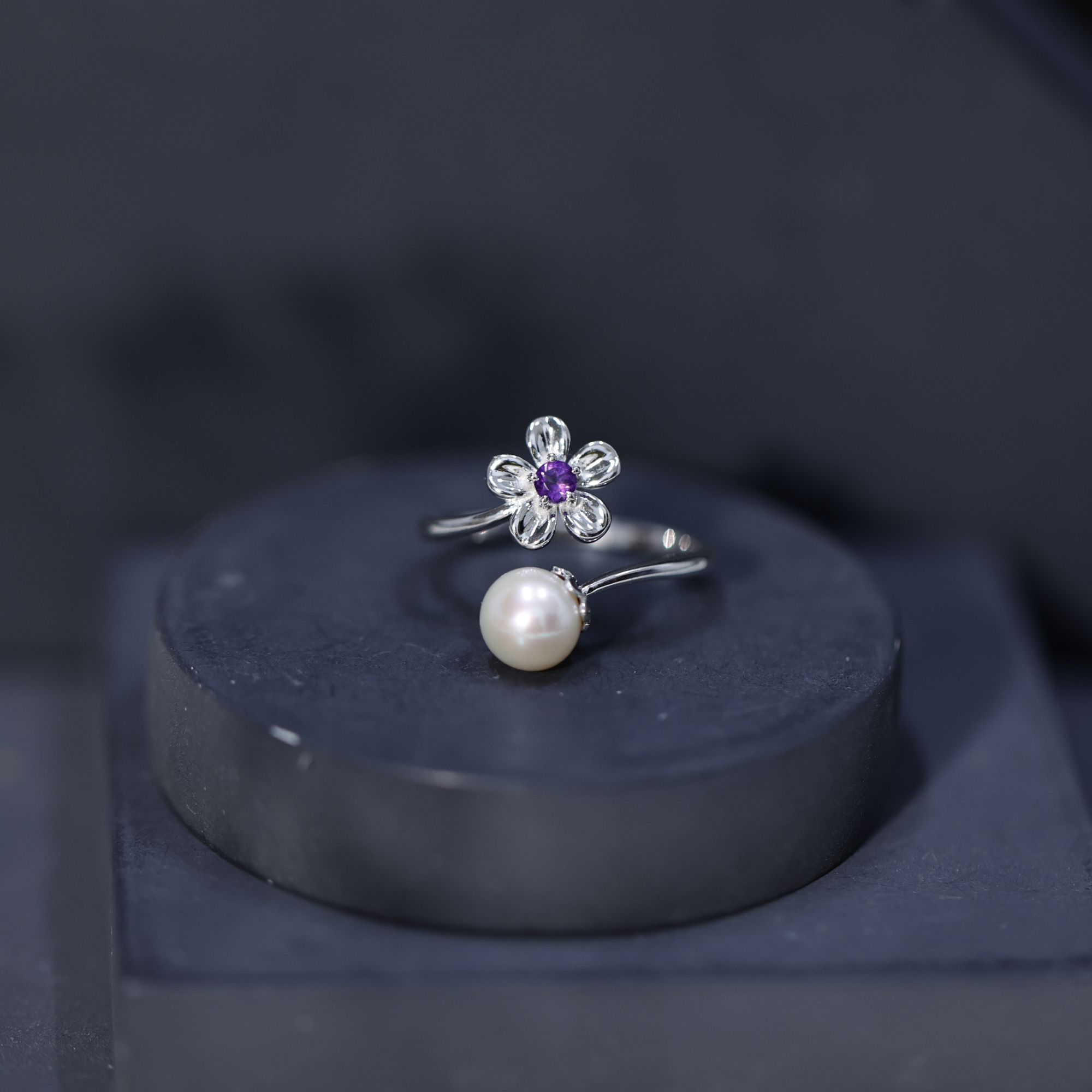 thumbnail video image 2 of Freshwater Pearl Floral Ring for Women with Amethyst, Cocktail Ring, 18K Yellow Gold, US 8.50, 2 of 9