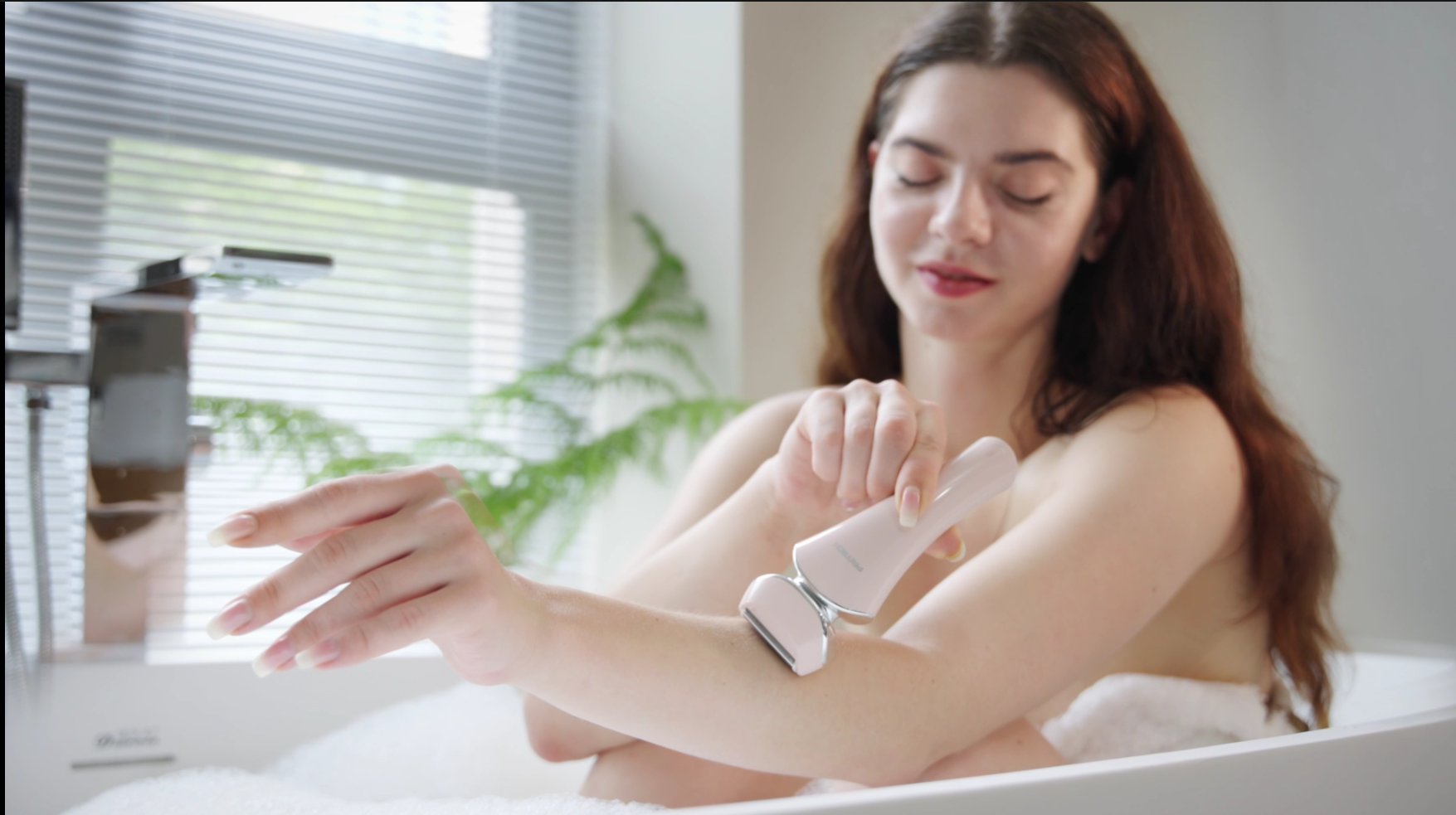 thumbnail video image 2 of PRITECH Electric Razor for Women, Cordless Electric Shavers, Wet & Dry Waterproof Lady Razors for Legs, Arms, Underarms, Bikini (Gold), 2 of 11