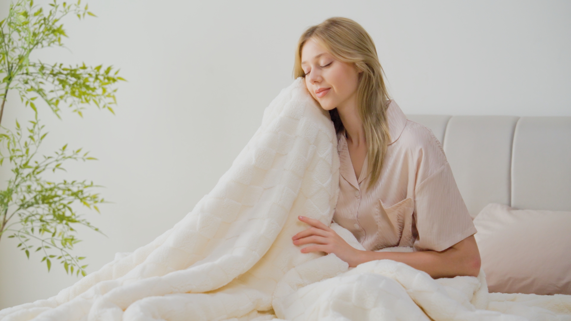 thumbnail video image 2 of Anjee Reversible Warm Throw Blanket, 3D Checkered Cozy Fluffy Elegant Fleece Blanket for Couch, Bedroom, Sage Green, 50"x60", 2 of 11