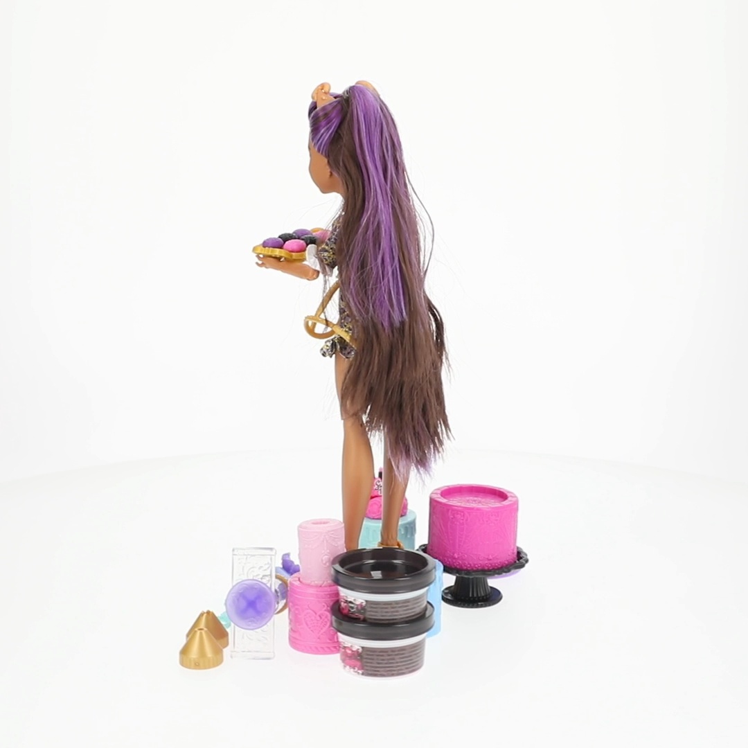 Monster High Scary Sweet Birthday Cake Kit with Clawdeen Wolf Doll