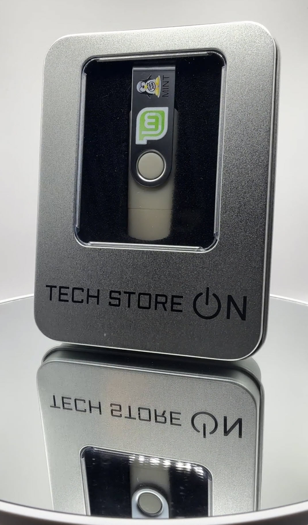 thumbnail video image 2 of Linux Mint Cinnamon Bootable USB – Fast, Secure & Easy Operating System for PC - Includes Office, Media & Repair Tools + Gift Packaging Box, 2 of 7