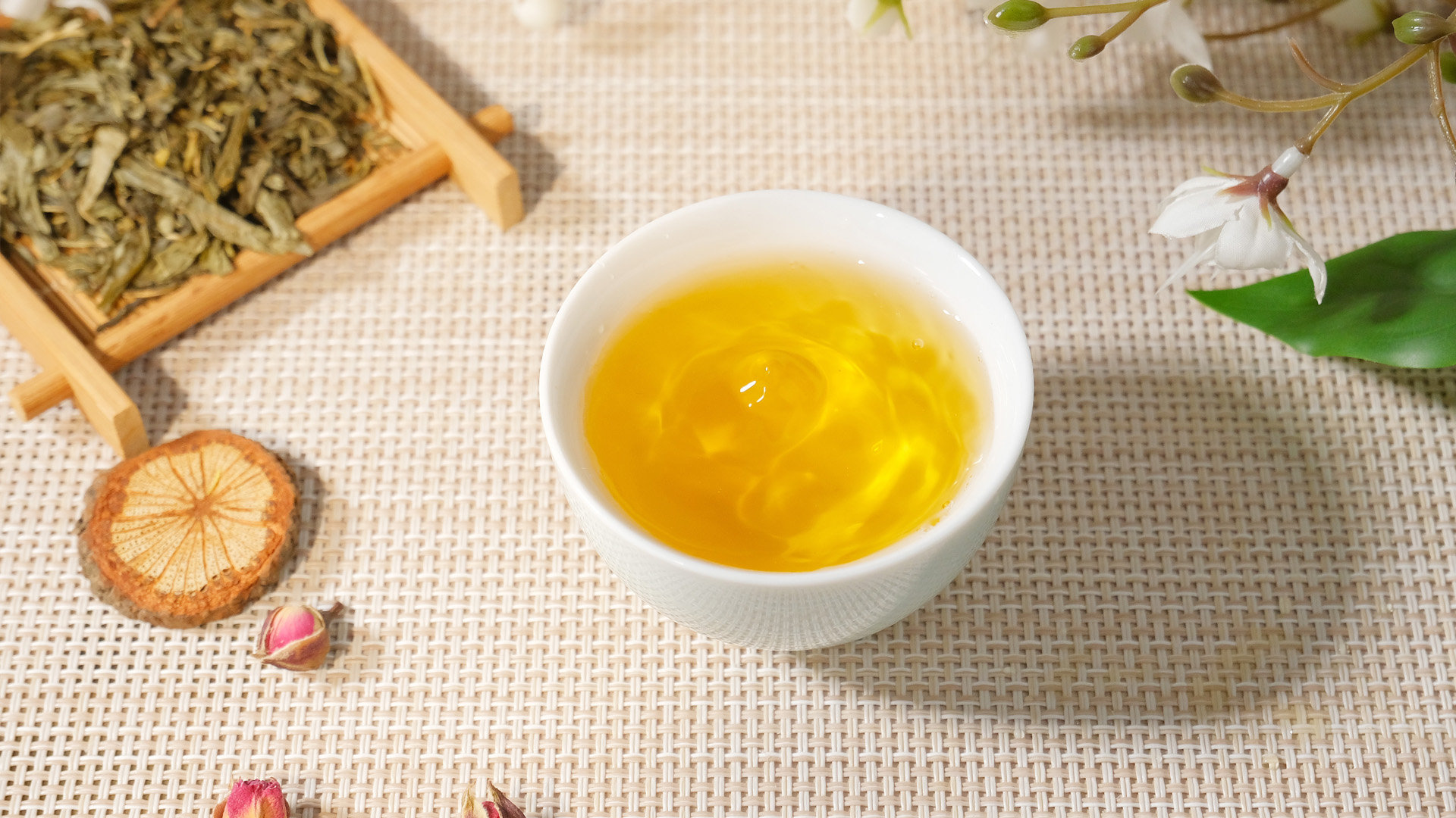 thumbnail video image 2 of TeeLux Decaf Green Tea, CO2 Decaffeinated Green Tea Loose leaf, Delicate & Smooth Flavor, 7oz, 2 of 8