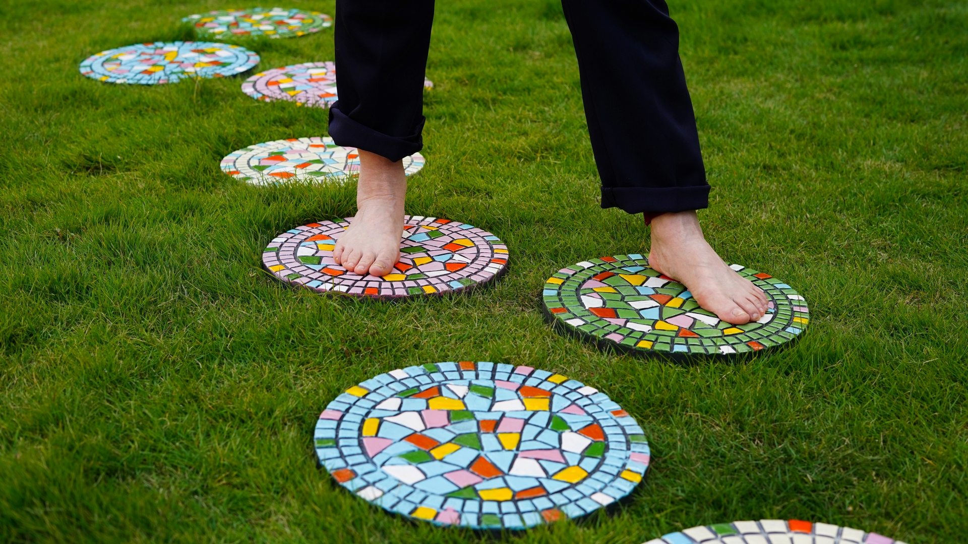 thumbnail video image 2 of Garden Décor Mosaic Outdoor Decorative Stepping Stone, 2 of 7