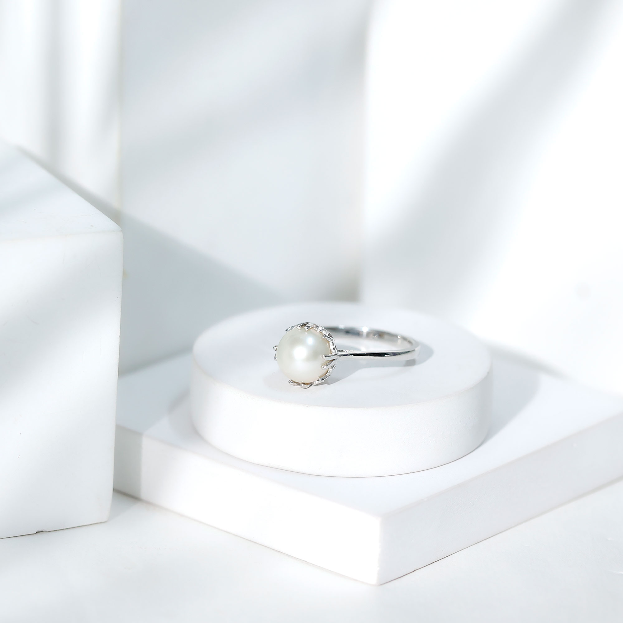 thumbnail video image 2 of Rosec Jewels Freshwater Pearl Solitaire Ring in Floral Setting (8 MM, 7.50 CT, AAA Quality), 10K Yellow Gold, US 3.00, 2 of 8