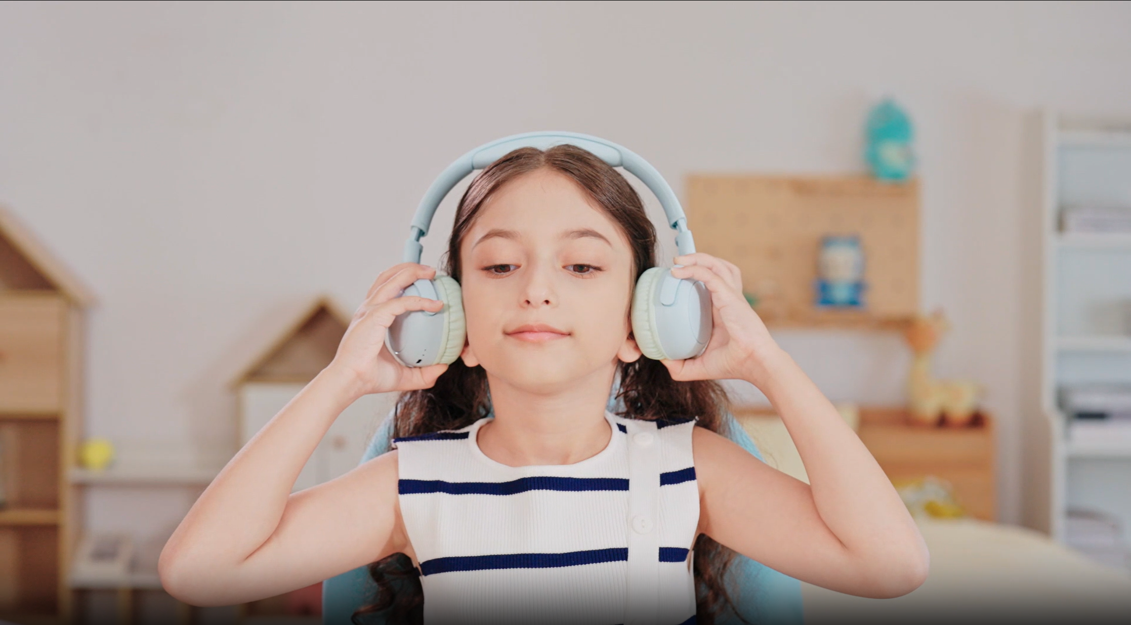 thumbnail video image 2 of 1MORE Sonoflow Mini HQ20 Noise Cancelling Bluetooth over-Ear Headphones, Pink, 2 of 9