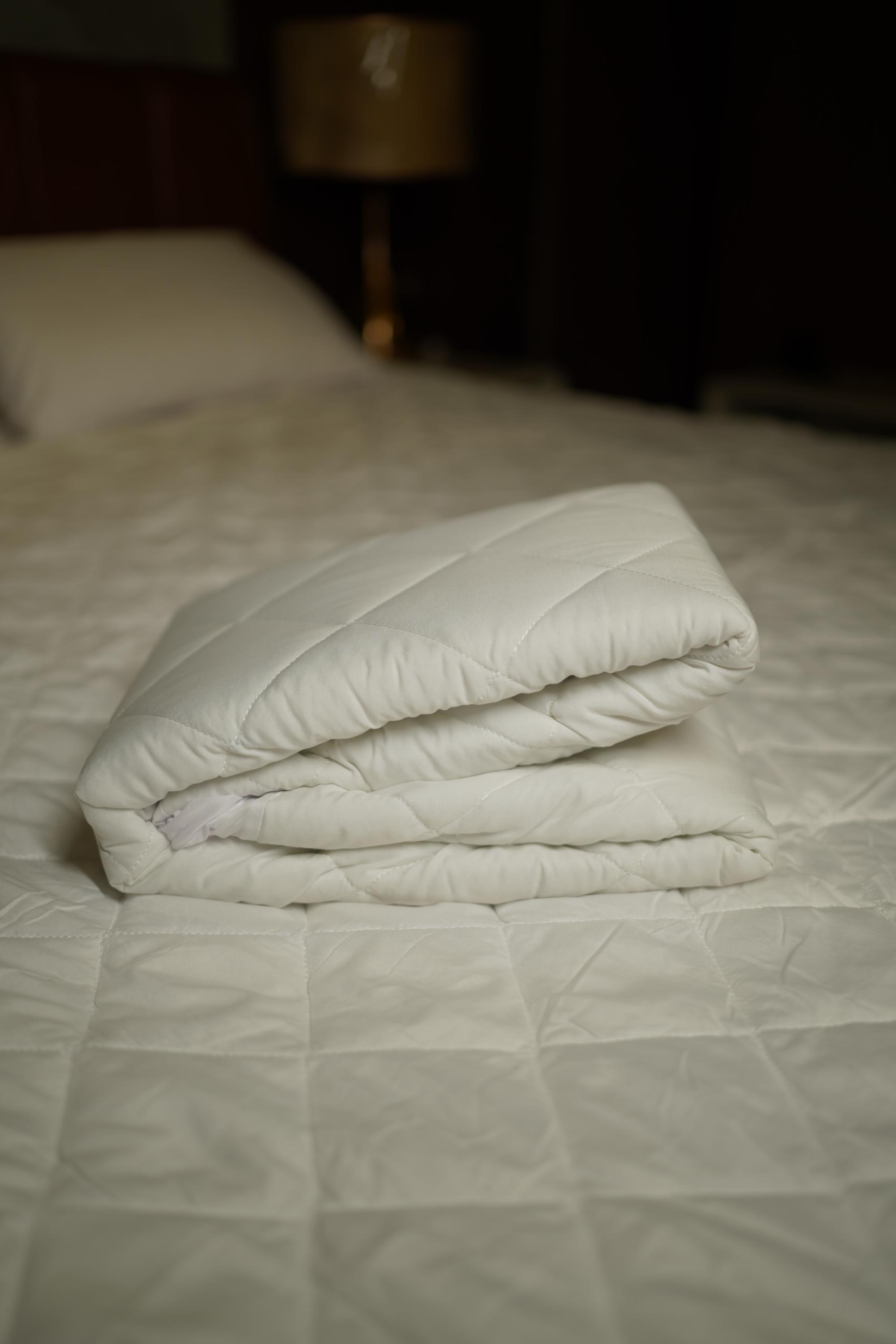 thumbnail video image 2 of Orimono Elegance Full Mattress Protector, Quilted & 100% Waterproof Pad Cover, Soft Breathable Fitted Mattress Topper, Deep Pocket 8"–21", 54"x75, 2 of 8