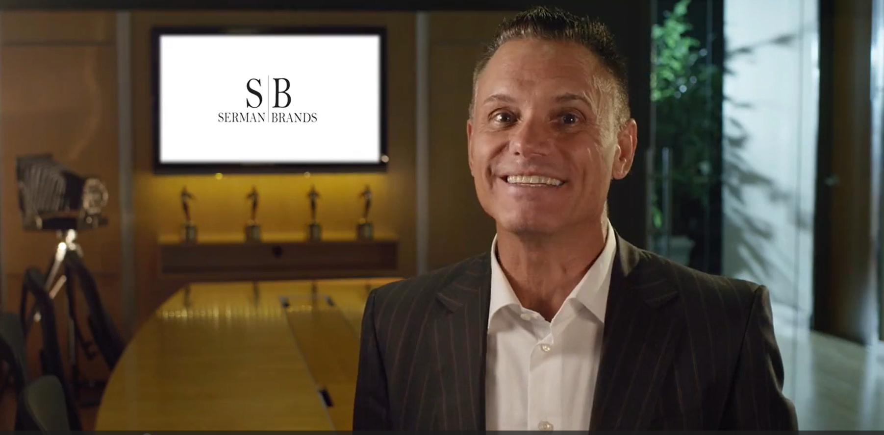 thumbnail video image 2 of Serman Brands RFID Blocking Slim Wallet | Bifold Genuine Leather Thin Minimalist Front Pocket Wallets | Credit Card Holder | For Men with Money Clip | Canyon Red, 2 of 7