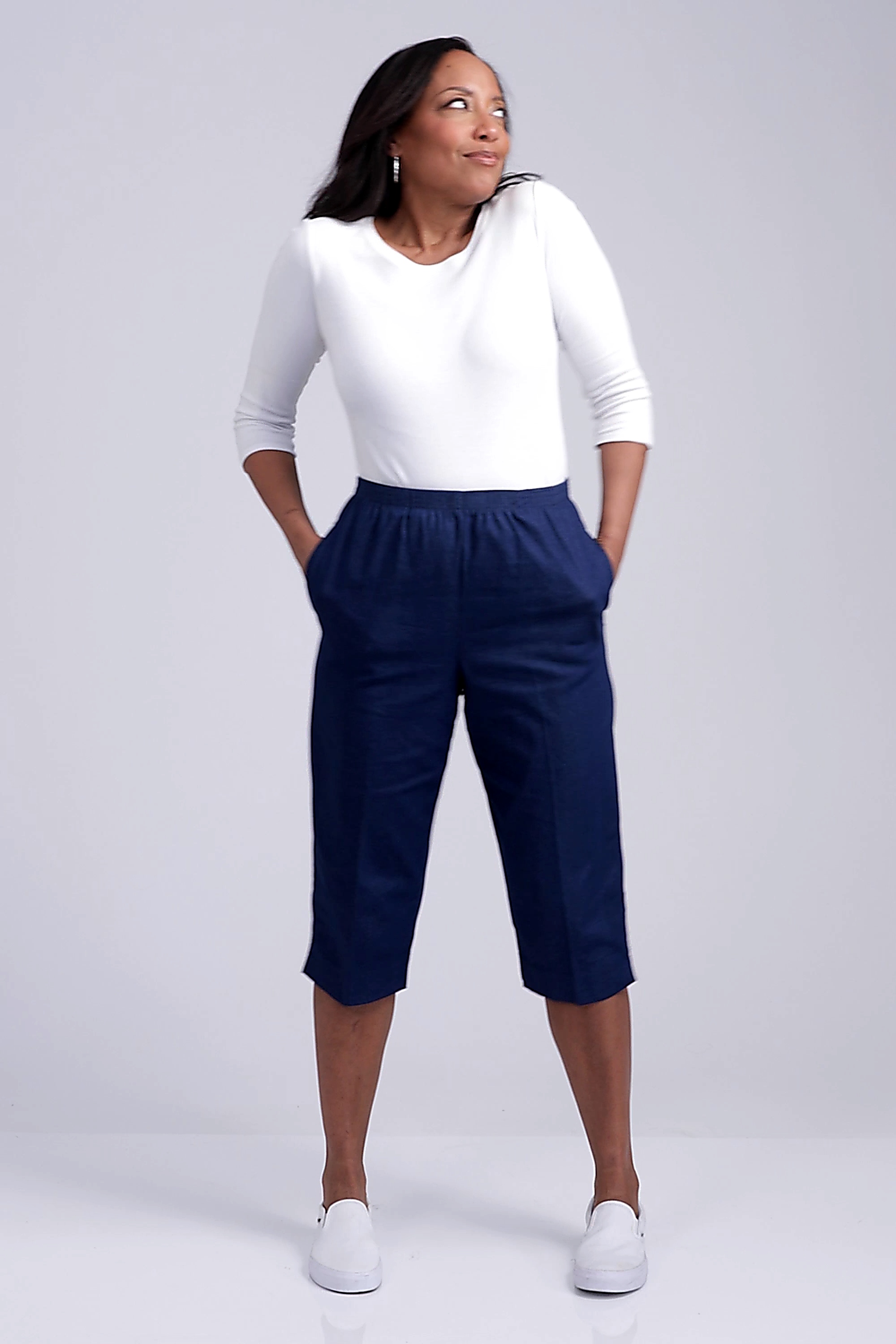 thumbnail video image 2 of Alfred Dunner Womens Petite Relaxed Fit Denim Capri, 2 of 5