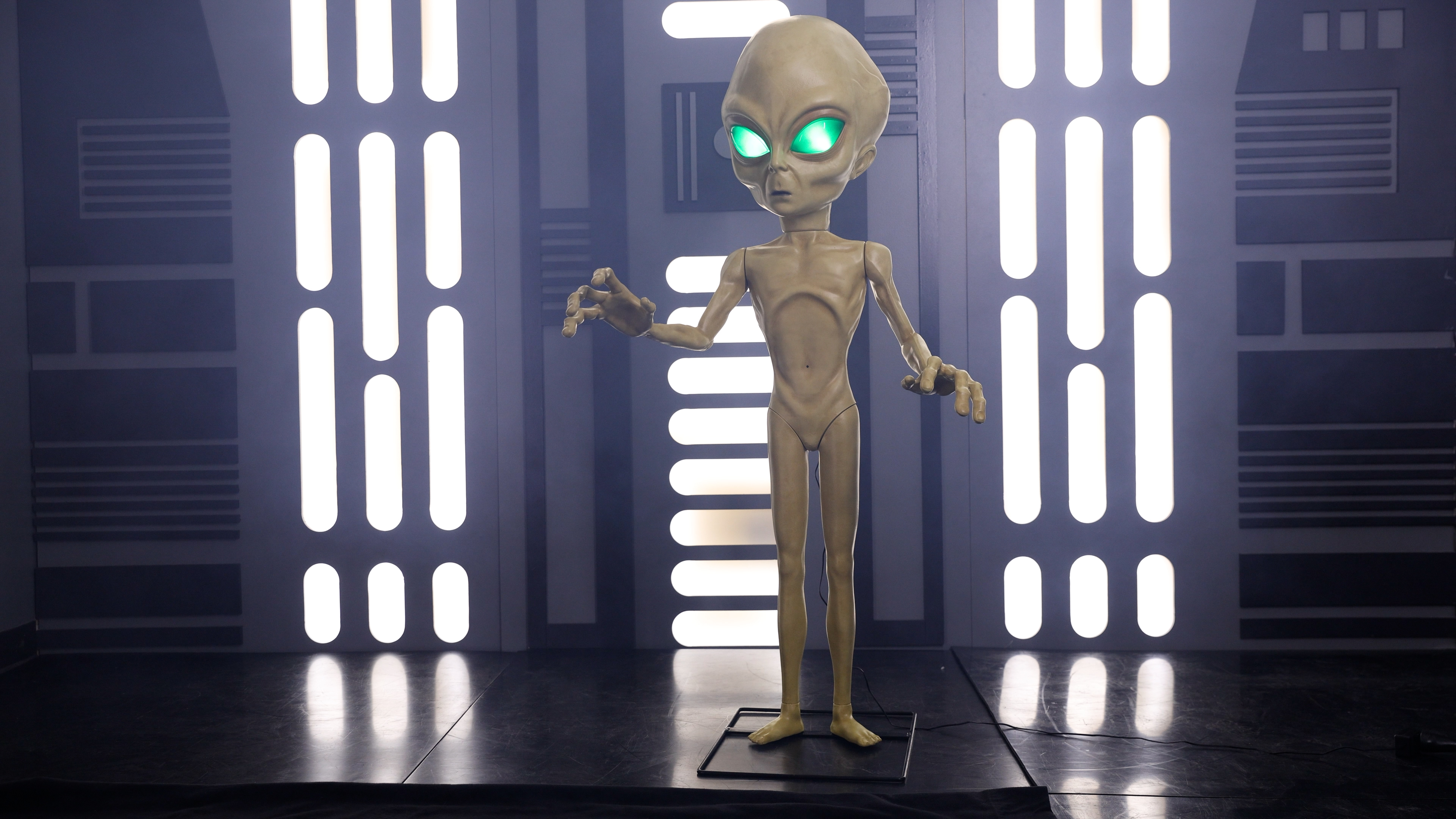 4.5FT Area 51 Roswell Alien Animatronic Decoration - Walmart.com