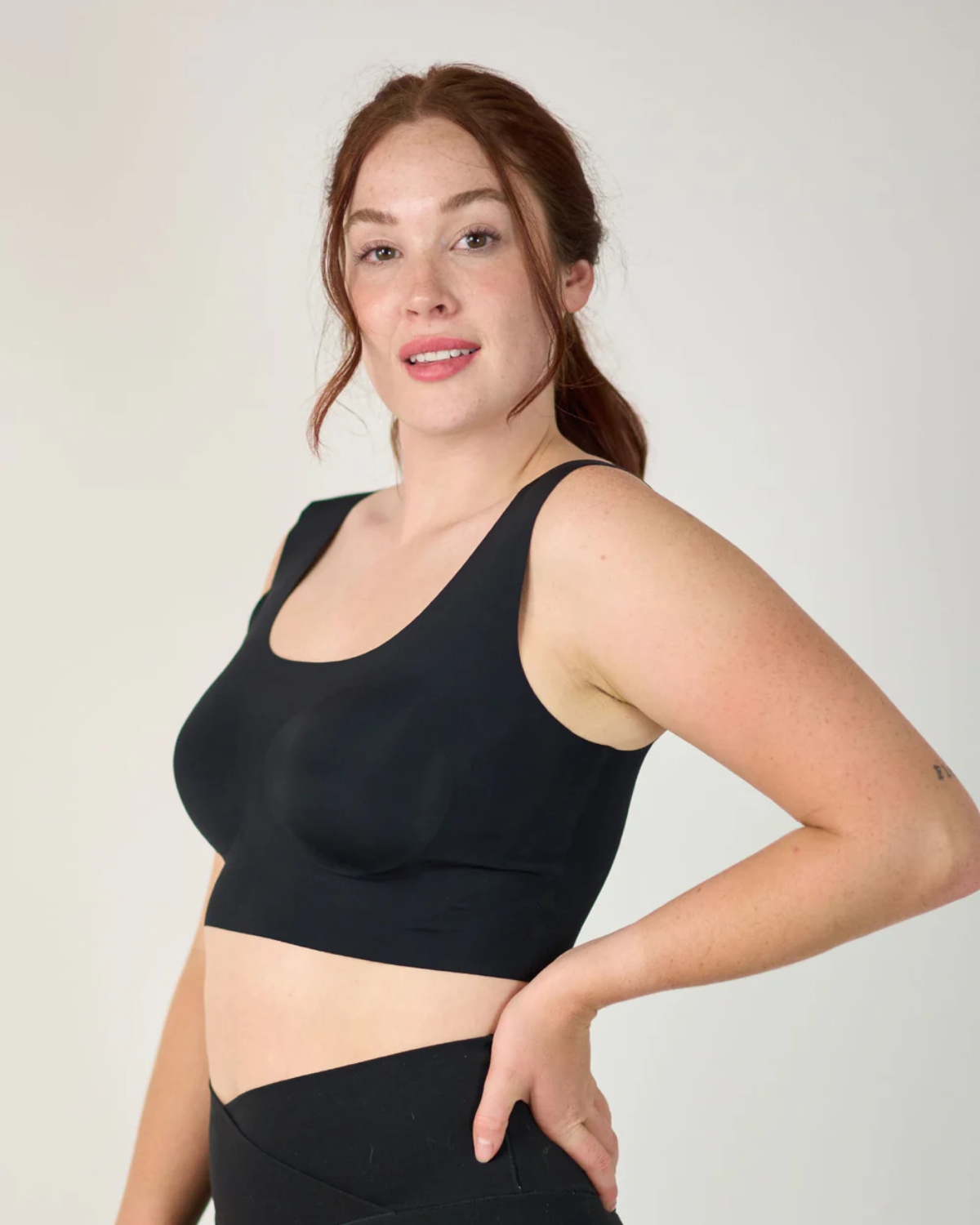 thumbnail video image 2 of Coobie Invisible Scoop Wireless Bra 2.0 801N,Black,Medium, 2 of 8