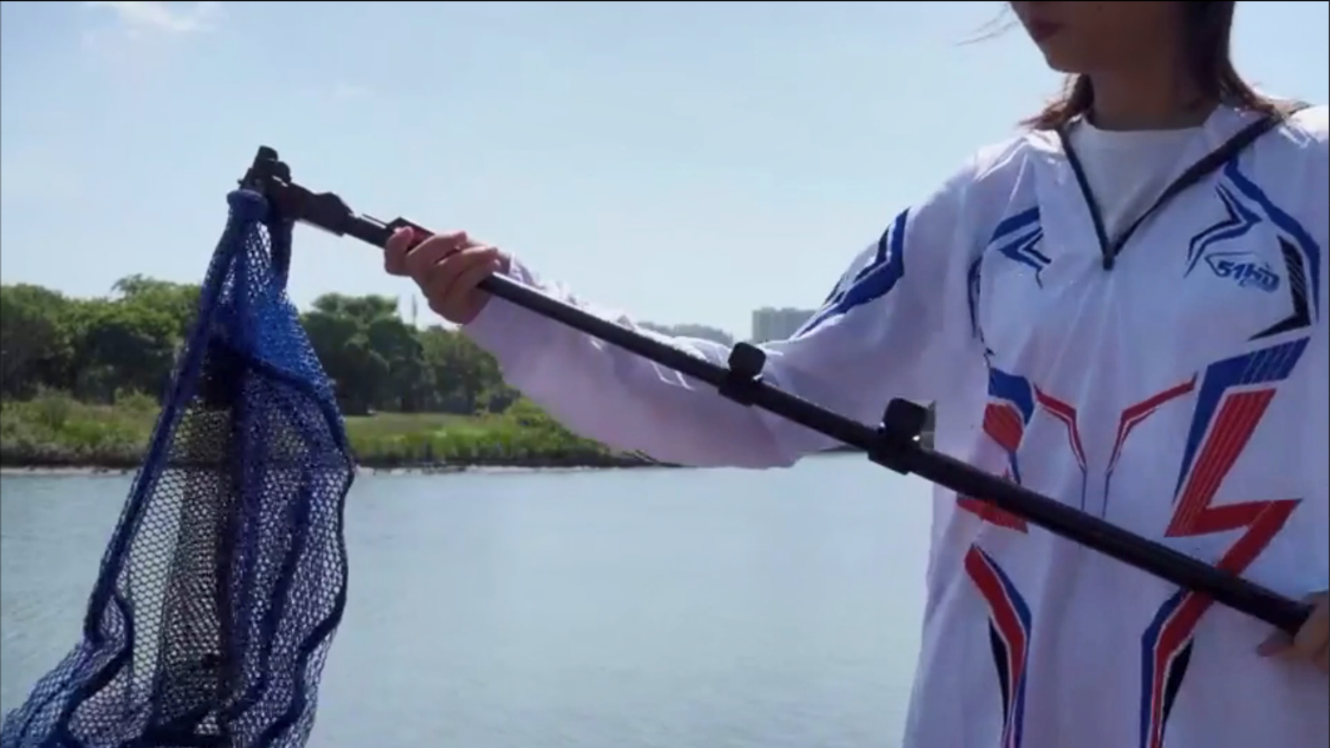 thumbnail video image 2 of SAN LIKE Rubber Coated Mesh Foldable 19.7" x 20.9" Hoop Fishing Landing Net, 98.4, 2 of 8