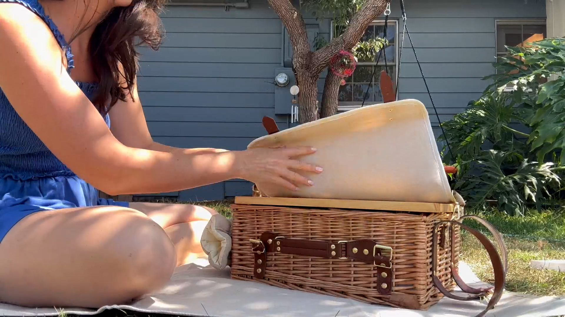 thumbnail video image 2 of YANMUXIAN Wicker Picnic Basket Set with Blanket, Table, Wine Bag & Tableware for Outdoor Camping & Special Occasions, 2 of 6