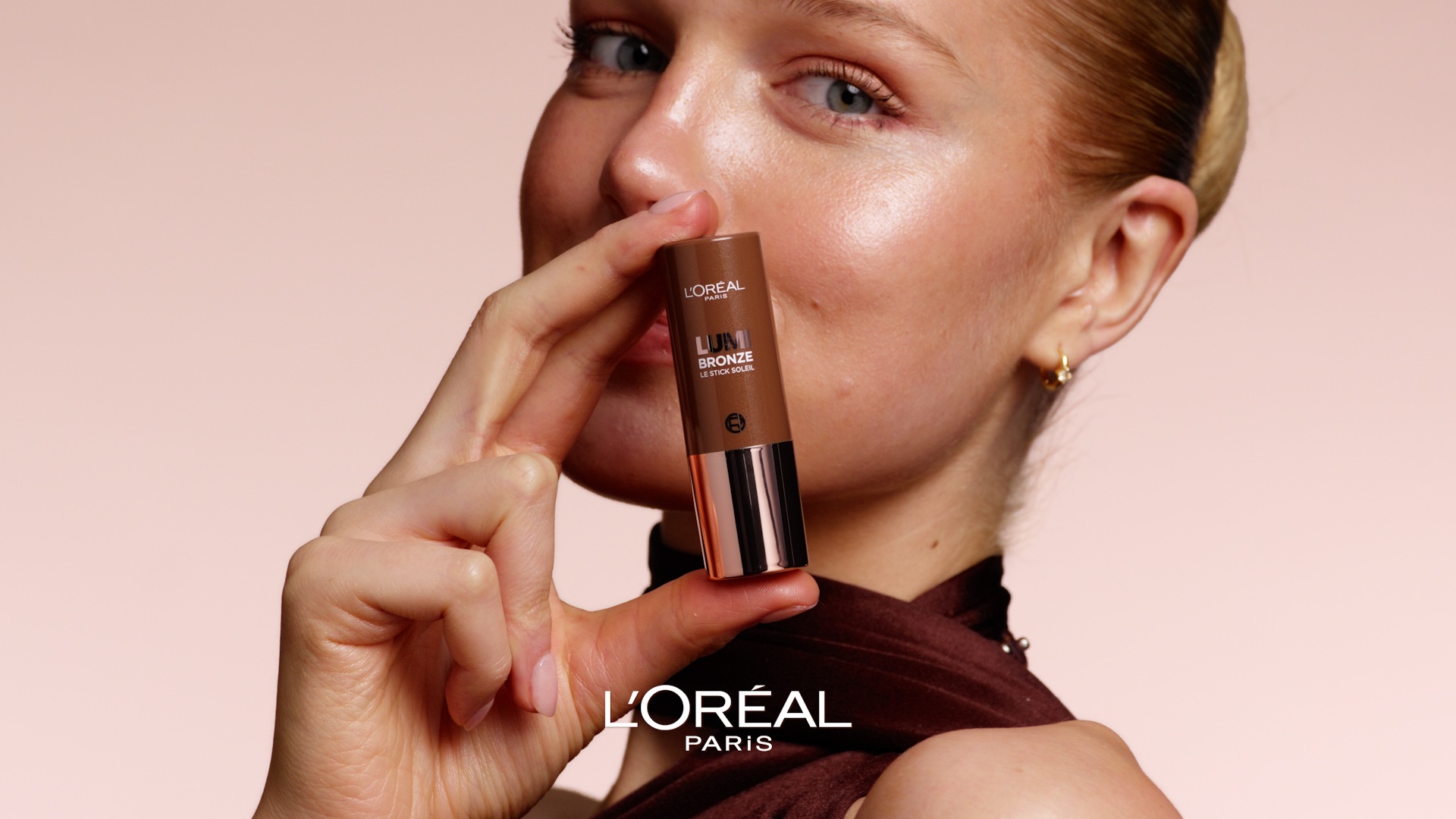 thumbnail video image 2 of L’Oréal Paris Lumi Bronze Le Stick Soleil Bronzer, Copper Bronzette 120, 0.31 oz, 2 of 11