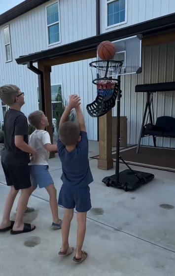 thumbnail video image 2 of Basketball Return, SEGMART Basketball Return Attachment, 360° Basketball Shot Trainer, Portable Basketball Training Equipment, Basketball Return Chute Rebounder with 4 Detachable Hooks for Hoop,Black, 2 of 10