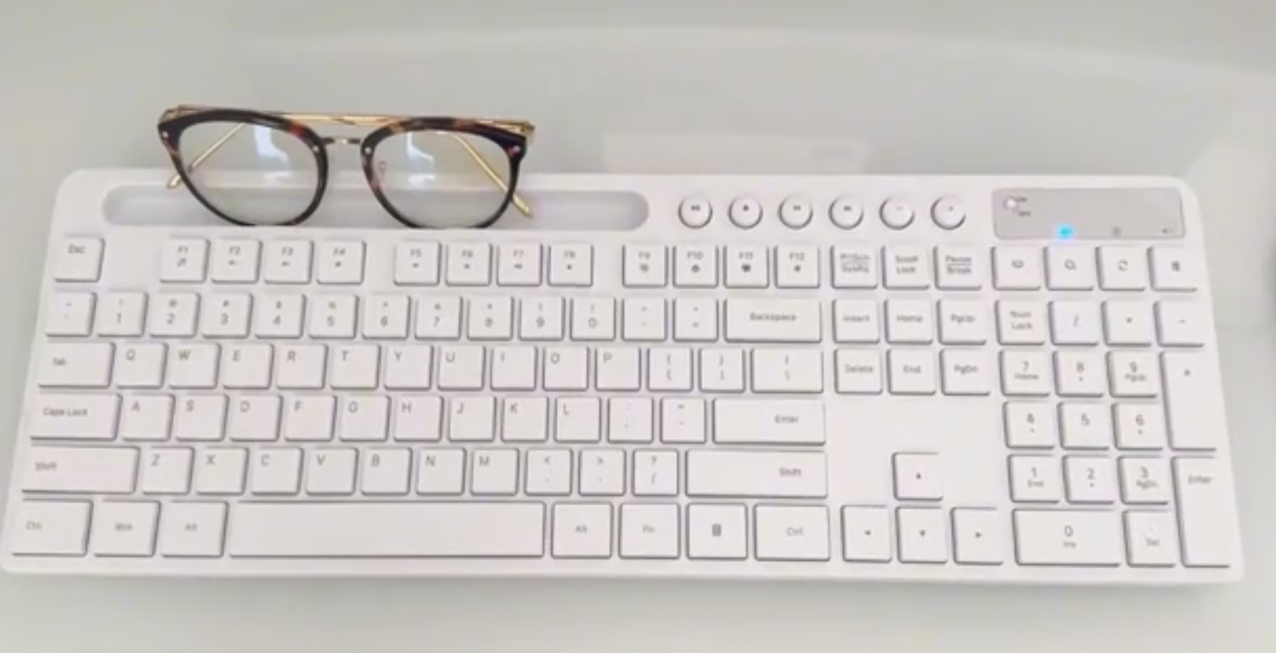 thumbnail video image 2 of Marvo 2.4G Wireless Keyboard and Mouse Combo, Low Profile, Fluid Precise, Quiet, Tablet Holder,White, 2 of 8