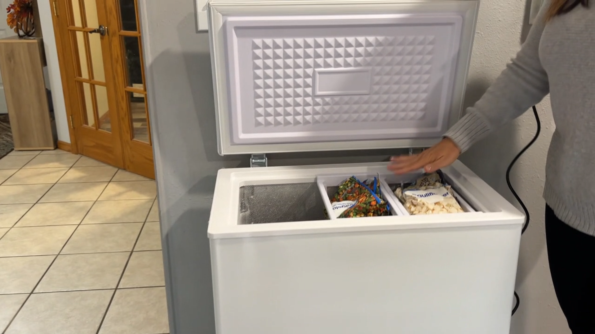 thumbnail video image 2 of JIEJIA Compact Freezer 4.2 cu ft Environmental Chest Freezer, Mini Freezer with 7 Gear Adjustable Temperature, Removable Storage Basket, Energy Saving, White, 2 of 9