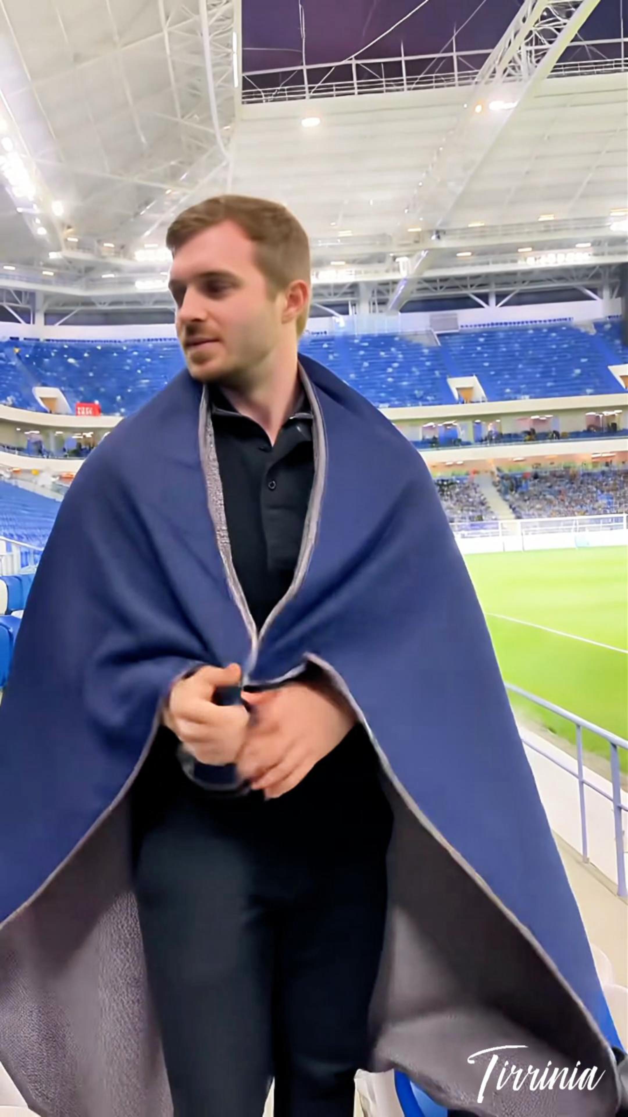 thumbnail video image 2 of Tirrinia Waterproof Outdoor Throws Blanket with Sherpa Lining,  51''X 59'' Navy - 2 lb, 2 of 8