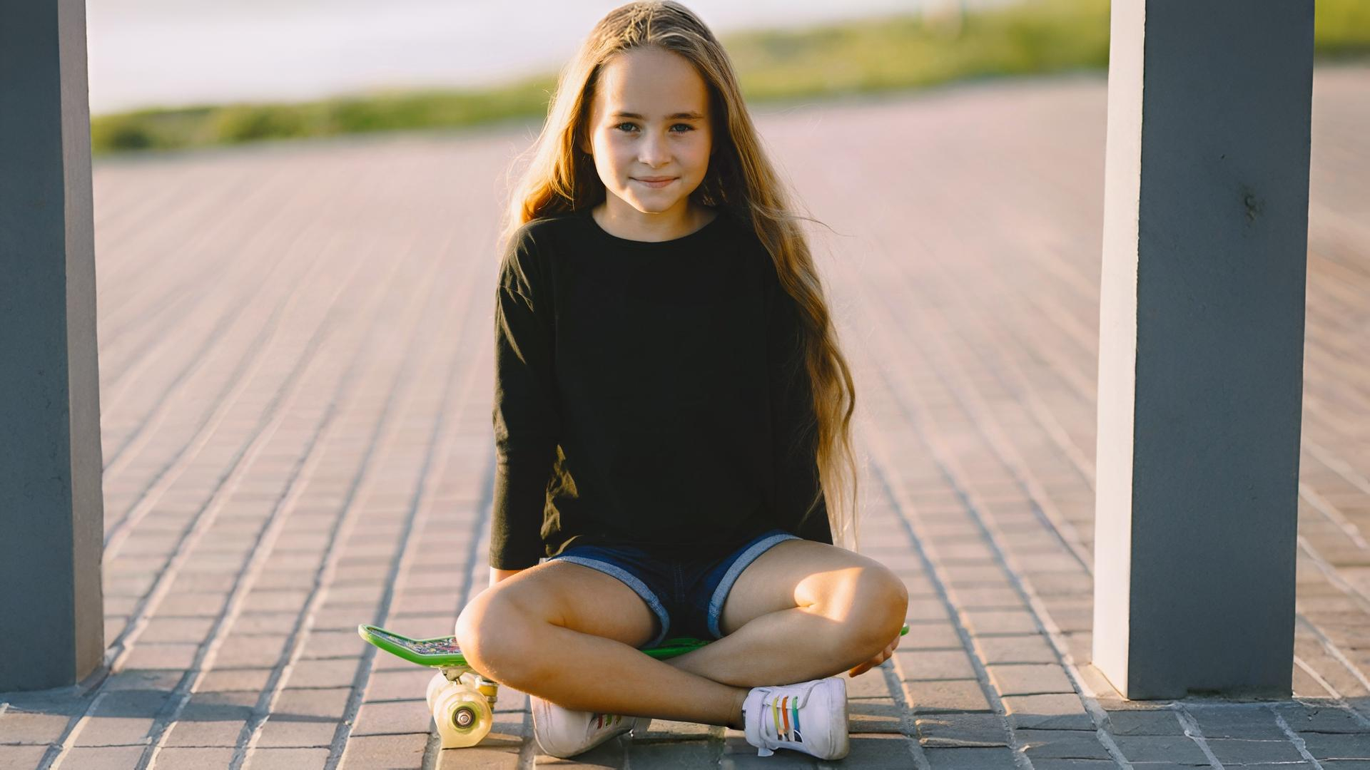 thumbnail video image 2 of COUVER Unisex Soft Cotton Solid Color Long Sleeve Kids/Children's Crew Neck Shirt, Heather Gray 4T, 1 Pack, 2 of 7