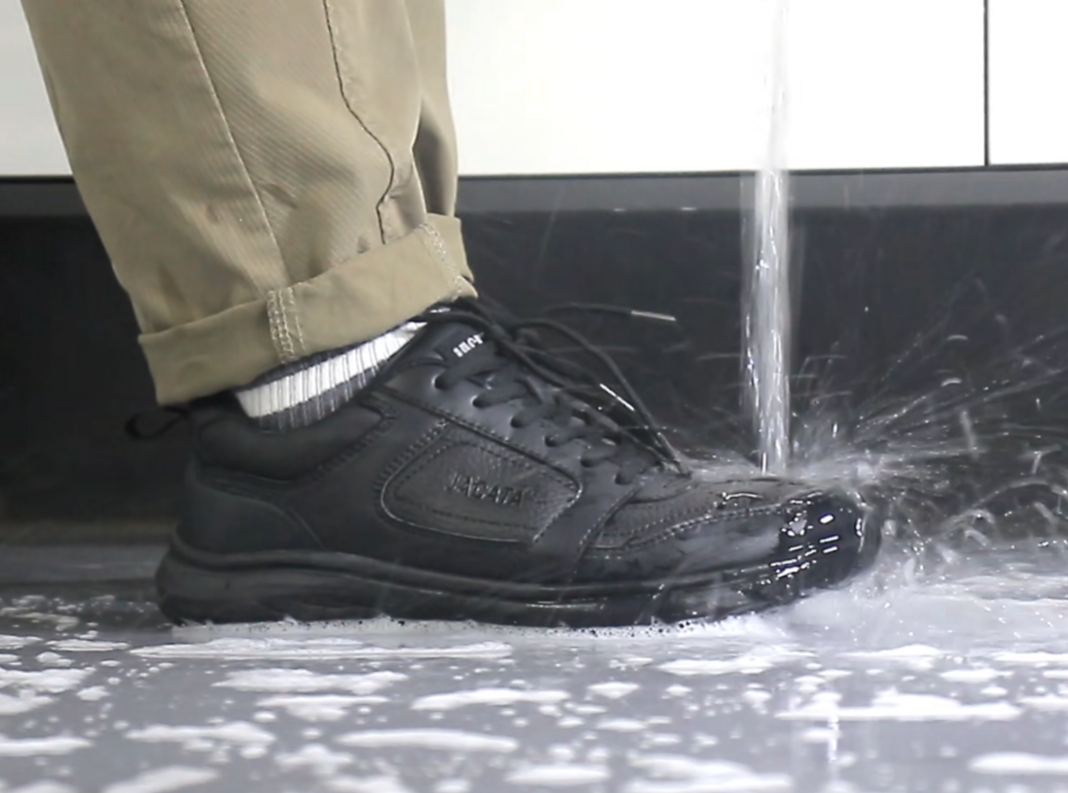 thumbnail video image 2 of Jacata Non Slip Work Shoes for Men Food Service Arch Support Chef Slip Resistant Shoes (Size 9.5), 2 of 8