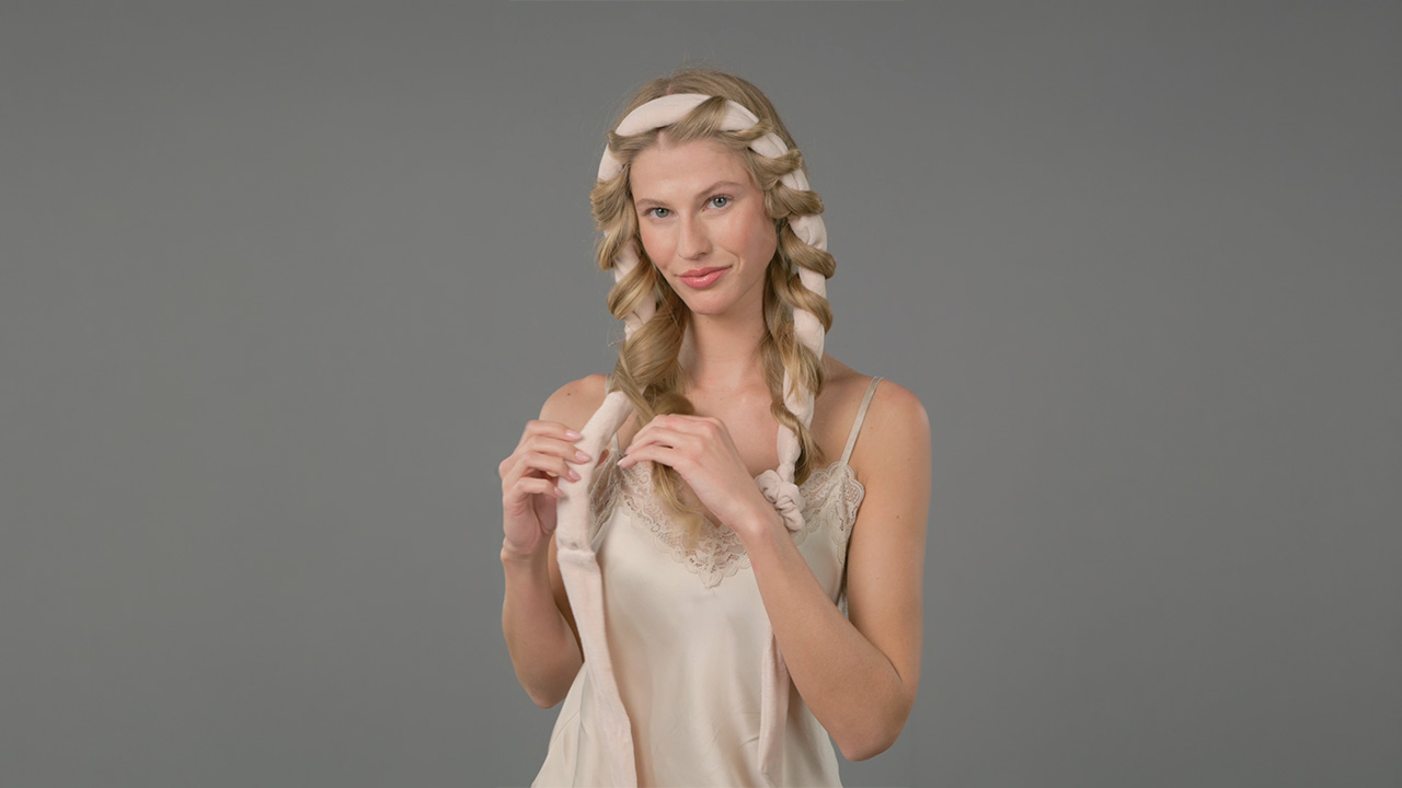 thumbnail video image 2 of The Hair Edit Heatless Soft Ribbon Curl Set, Pink, 2 of 7