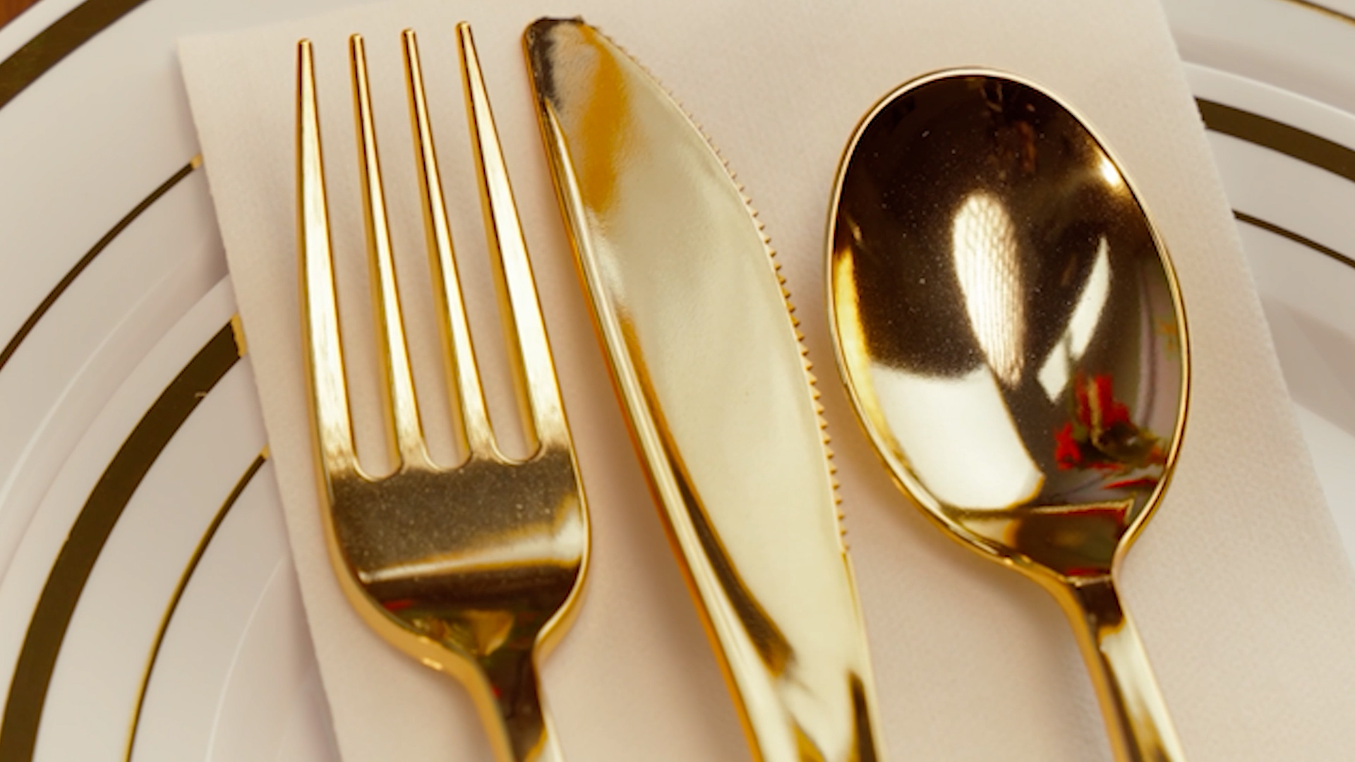 thumbnail video image 2 of Gold Plastic Silverware Set (600-Pack) – Disposable Heavy Duty Cutlery, 200 Forks, 200 Knives, 200 Spoons for Parties, Weddings, Dinners & Holidays, 2 of 9